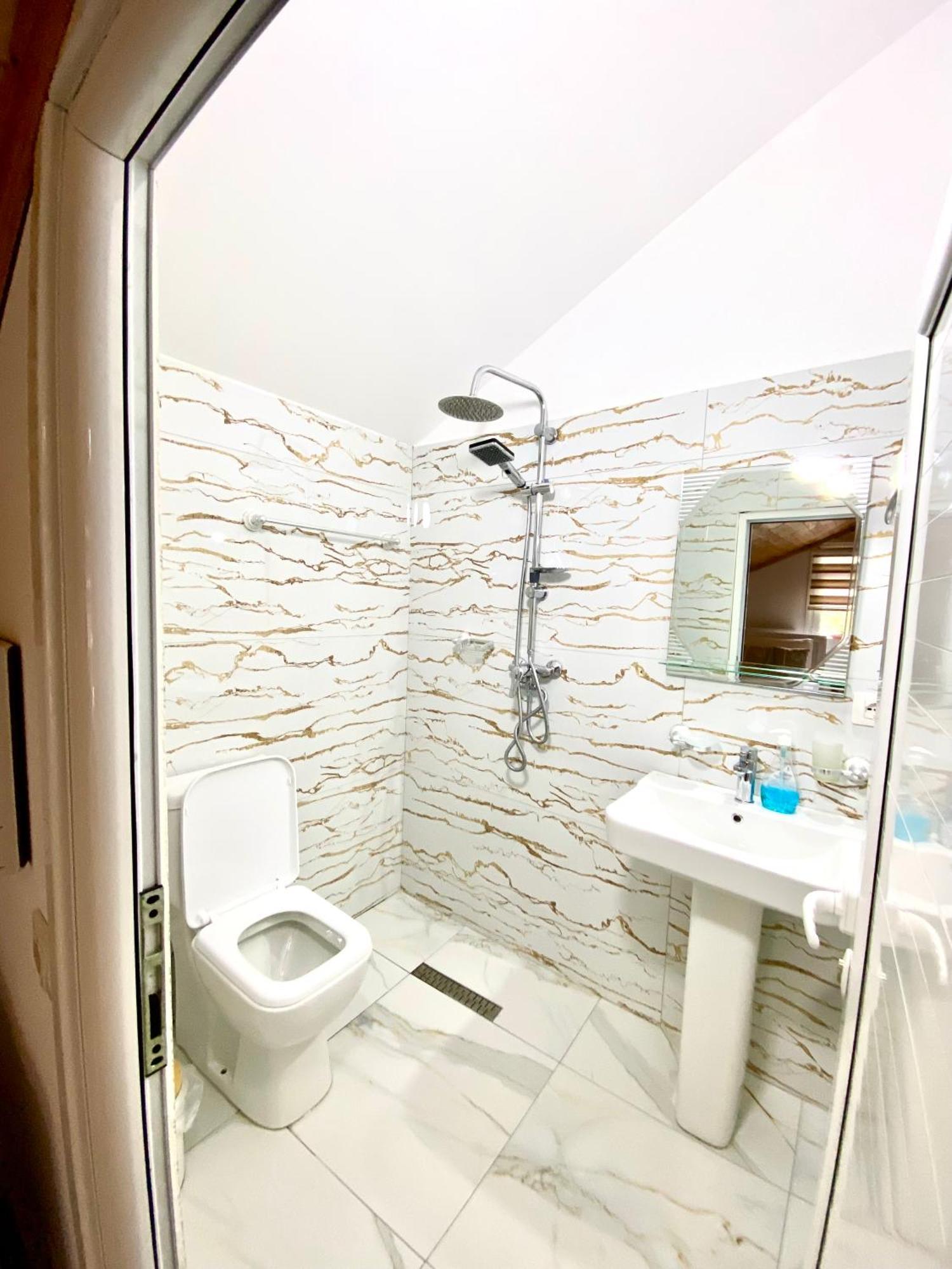 Guest House Rean 베라트 외부 사진